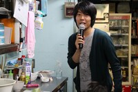 阿諏訪の調理風景。(c)河村正和（フォトプロ）