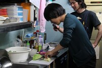 阿諏訪の調理風景。(c)河村正和（フォトプロ）