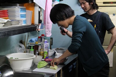 阿諏訪の調理風景。(c)河村正和（フォトプロ）