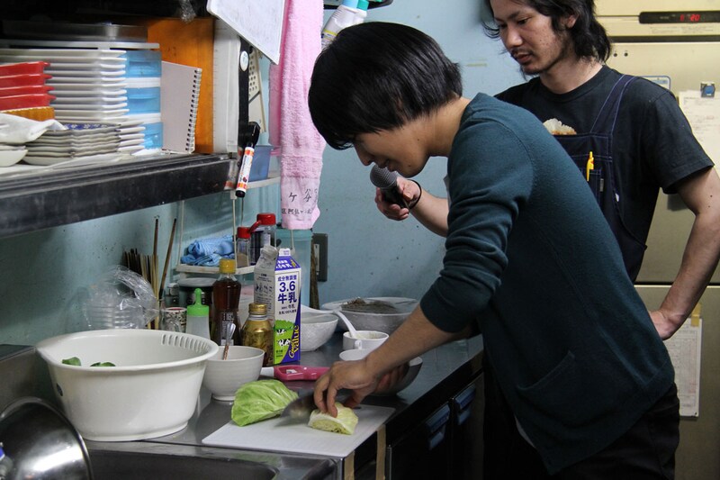 阿諏訪の調理風景。(c)河村正和(フォトプロ)