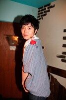 自作の洋服を身にまといポーズを決める金子。肩にポイントが。(c)河村正和（フォトプロ）