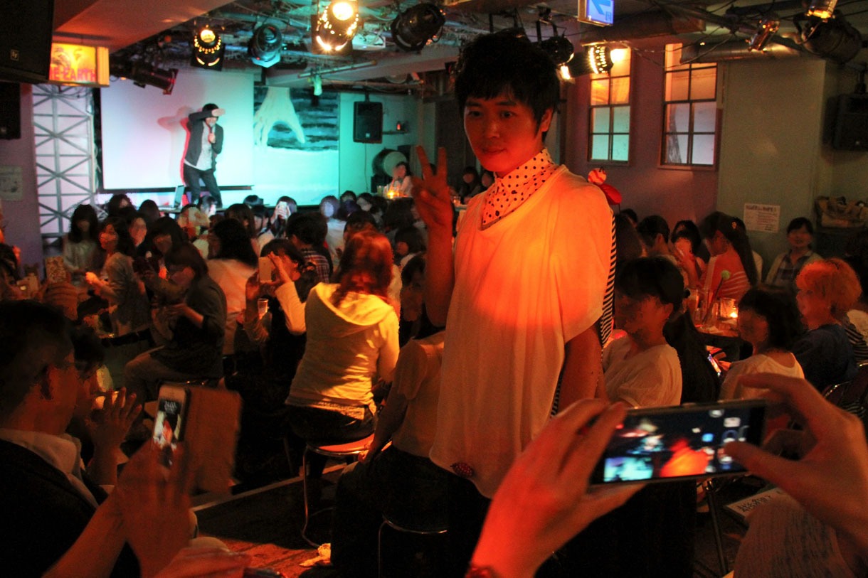 ファッションショー中の金子。(c)河村正和（フォトプロ）