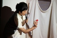 お手製のリンゴを見せる金子。(c)河村正和（フォトプロ）