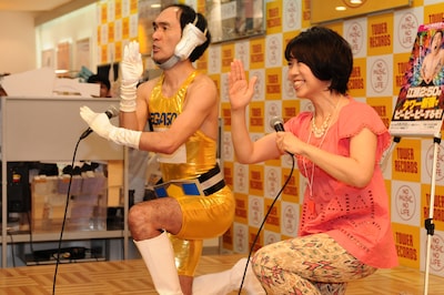 ファンの期待に応えて写真撮影タイムを設けた江頭2:50（左）。