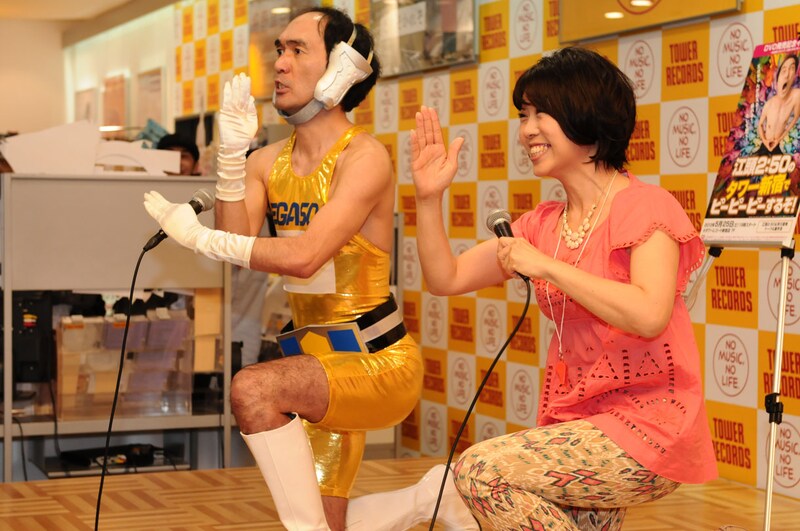 ファンの期待に応えて写真撮影タイムを設けた江頭2:50（左）。