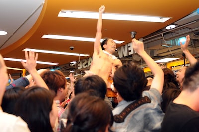 胴上げされる江頭。