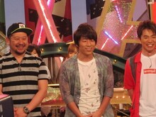 MCのロンドンブーツ1号2号・淳（中央）とケンドーコバヤシ（左）。ゲストのよゐこ濱口。