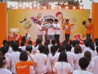 オープニングで、ペイントを体験する真栄田とジューシーズ。