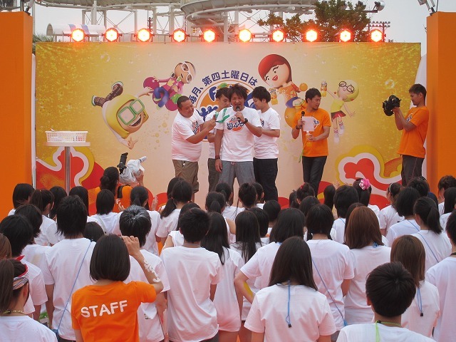 オープニングで、ペイントを体験する真栄田とジューシーズ。