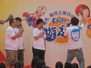 ジューシーズはスリムクラブ内間の顔をペイント。