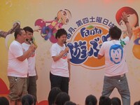 ジューシーズはスリムクラブ内間の顔をペイント。