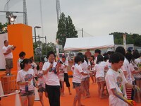 中高生たちと一緒にペイントし合う松橋。