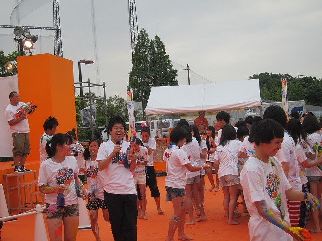 中高生たちと一緒にペイントし合う松橋。