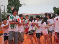 中高生たちと一緒にペイントし合う真栄田と赤羽。