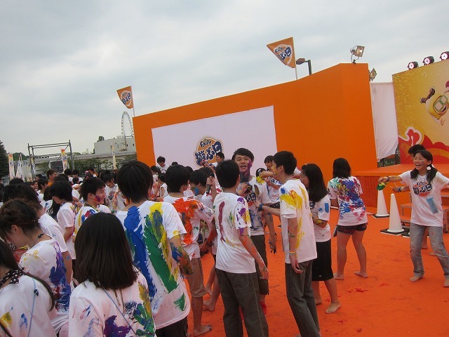 体にペイントされまくる児玉。