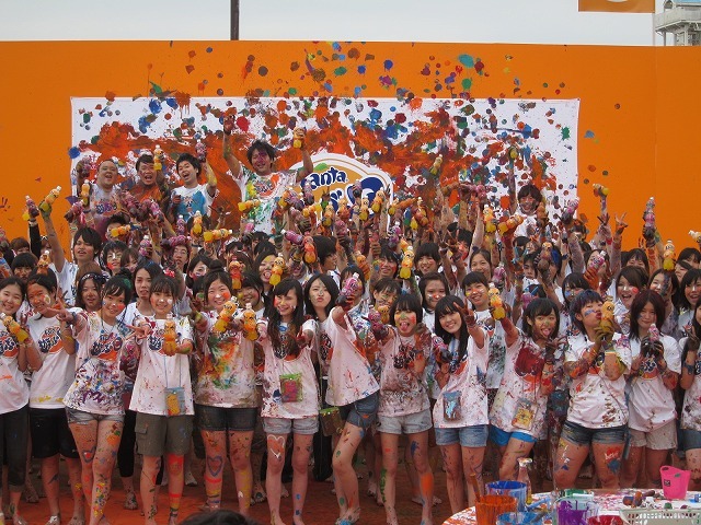 第一回「遊ぶ日」イベント「ファンタ カラフルフェス」の記念撮影。