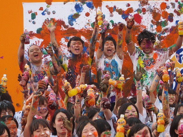 第一回「遊ぶ日」イベント「ファンタ カラフルフェス」に参加したスリムクラブ真栄田（右端）とジューシーズ。