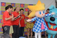 「カンコンキンシアター」旗揚げ25周年記念イベントの模様。ソラカラちゃん（中央）もお祝いに駆けつけた。