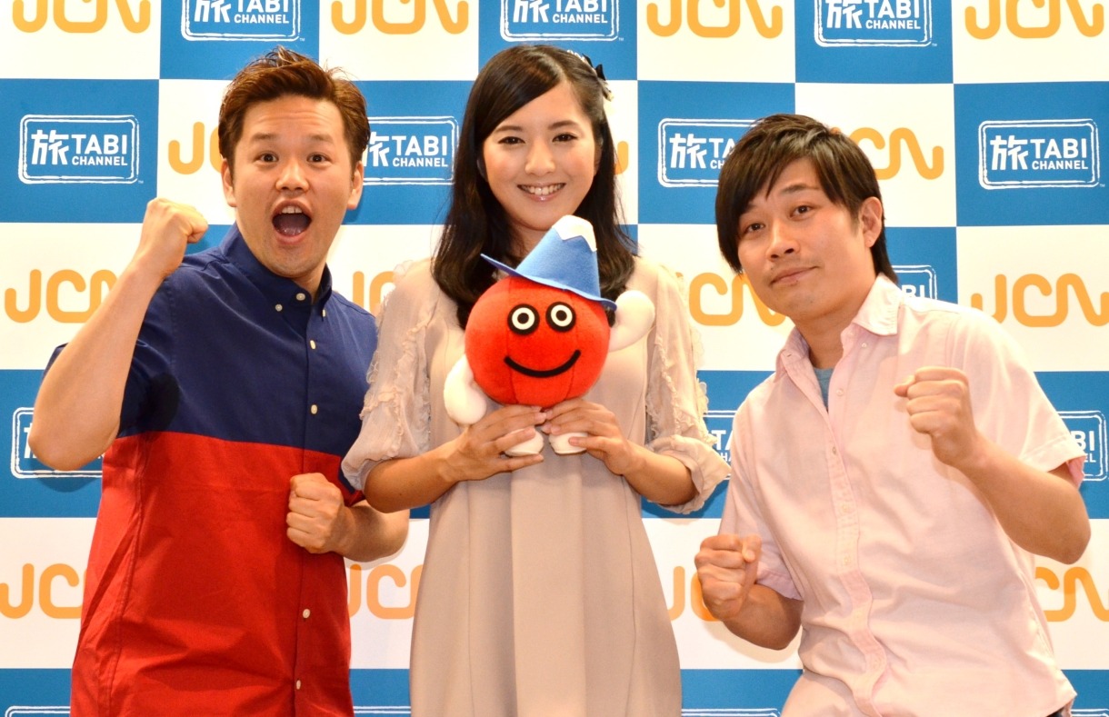 新番組「にっぽん！ふるさとスターの旅」で兵庫県明石市を訪れたパワフルコンビーフと、浜口順子（中央）。