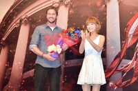ジェラルド・バトラー（左）に花束を渡す鈴木奈々（右）。
