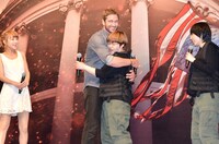 ジェラルド・バトラー（中央左）に抱き寄せられるハリセンボン春菜（中央右）。