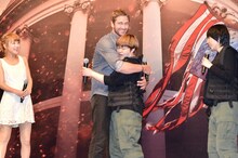 ジェラルド・バトラー（中央左）に抱き寄せられるハリセンボン春菜（中央右）。