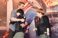 ジェラルド・バトラー（左）に抱き寄せられるハリセンボンはるか（中央）と、ハリセンボン春菜（右）。