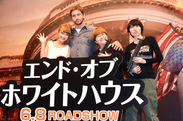 米映画「エンド・オブ・ホワイトハウス」の記者会見イベントに登場したハリセンボンと、本作の主演兼プロデューサーのジェラルド・バトラー（左から2人目）、鈴木奈々（左端）。