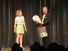 58歳の誕生日でもある5月28日、東京・ルミネtheよしもとにて「村上ショージ独演会　第58章」を開催した村上ショージ。サプライズでお祝いにきたIMALU。