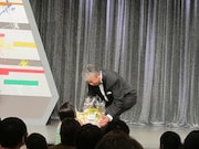 ファンの男の子から花束とプレゼントを渡されるショージ。