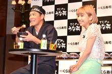 「7種の魚介だれ すしやのうな丼」を試食する、ますだおかだ岡田（左）と、水沢アリー（右）。