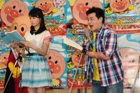 本仮屋ユイカとサンドウィッチマン富澤（右）。