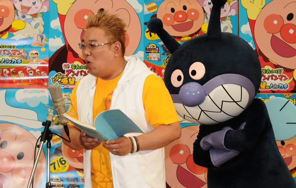 公開アフレコに挑むサンドウィッチマン伊達とそれを見守るばいきんまん。