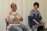 昨年公演を振り返る志村けんといしのようこ。