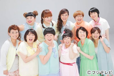 「FNS27時間テレビ 女子力全開2013 乙女の笑顔が明日をつくる!!」で総合司会を務める決まった（前列左から）友近、森三中、オアシズ、（後列左から）渡辺直美、柳原可奈子、椿鬼奴、ハリセンボン。(c)フジテレビ