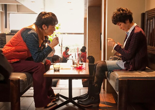 「R-18文学賞vol.1 自縄自縛の私」のワンシーン。ピース綾部は自縛をひそかな趣味としているOL・百合亜の恋人・持田役で登場。