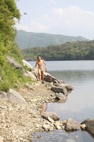 7月5日（金）、東京・下北沢GALLERY HIBOU HIBOUにて、「ハブ展ライブハブ展2」を開催するハブ。写真はハブ展撮影のオフショット。