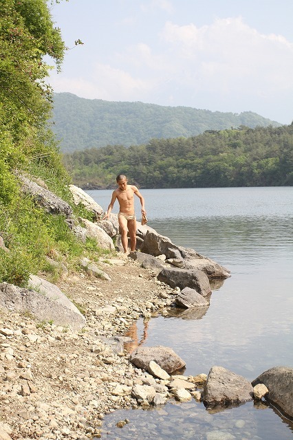 7月5日（金）、東京・下北沢GALLERY HIBOU HIBOUにて、「ハブ展ライブハブ展2」を開催するハブ。写真はハブ展撮影のオフショット。