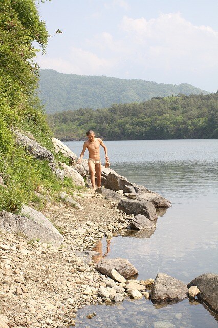 7月5日（金）、東京・下北沢GALLERY HIBOU HIBOUにて、「ハブ展ライブハブ展2」を開催するハブ。写真はハブ展撮影のオフショット。