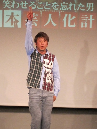 東京・松竹芸能 新宿角座にて行われたTKOの無料招待ライブ「笑わせることを忘れた男 木本芸人化計画」第2回。木本の新ギャグ。