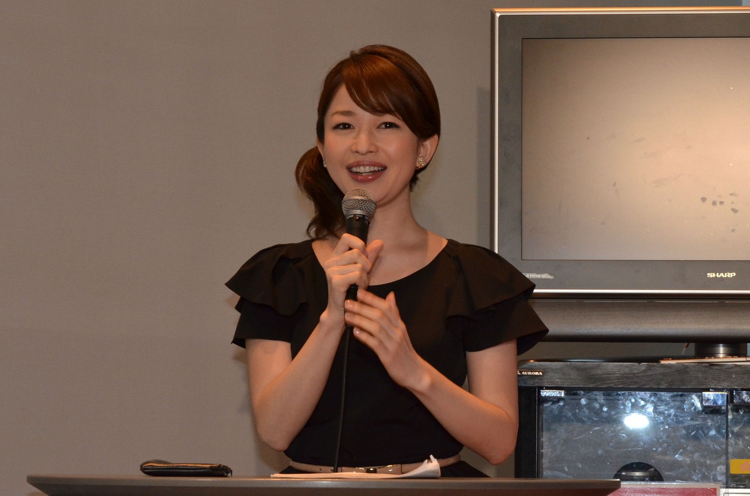 会見の進行を務めた松丸友紀テレビ東京アナウンサー。