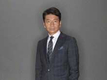 「上田晋也の緊急報道！」で司会を務める、くりぃむしちゅー上田晋也。(c)TBS