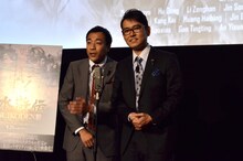 「水滸伝」をテーマにした漫才を披露するナイツ。