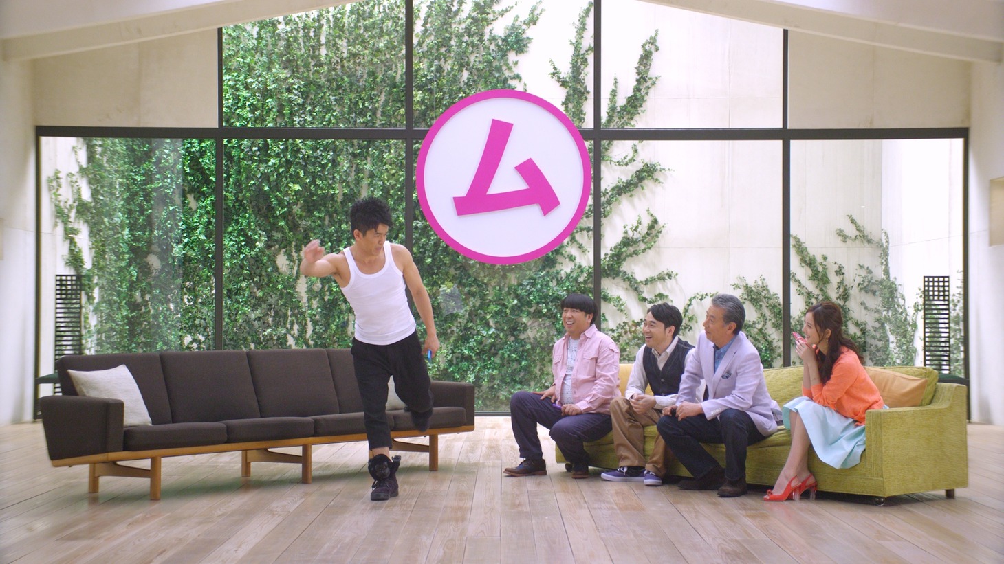 ウィルコムの「だれとでも定額」の新作CM「かけ放題」編。