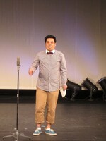 8月14日発売DVD「ハマカーンネタベストDVD2013『KIWAMI』」収録ライブで前説、中説を務めた矢じるし・井上。