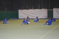 ウォーミングアップする「MINTIAチーム」。