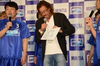 「MINTIA CUP」MVPの一般女性にサイン色紙を用意したラモス瑠偉。