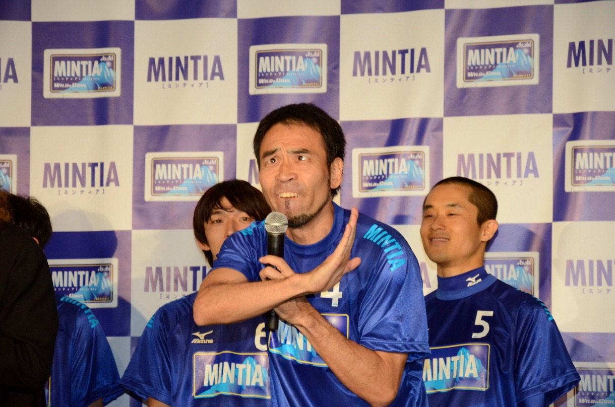 「ゴールを決めたらビ～ヨヨヨ～ン」のギャグを繰り出したワッキー。