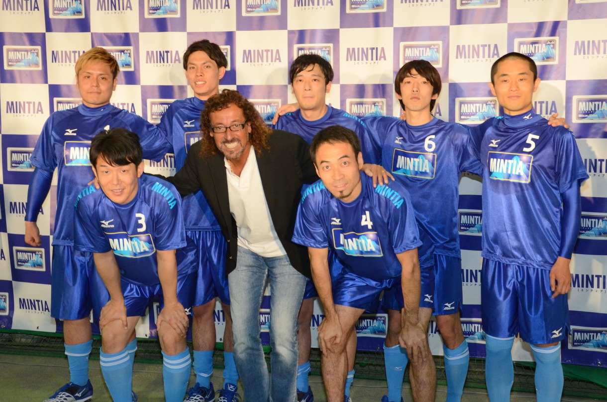 「MINTIA CUP」のエキシビジョンマッチに出場した「MINTIAチーム」。前列左から、ペナルティ・ヒデ、ラモス瑠偉、ペナルティ・ワッキー。後列左から、饂飩（うどん）、ザッケルゥ～ニィ原、ガリットチュウ熊谷、町のベーカリーズ・岡部、ハブ。