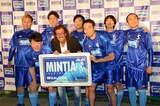 「MINTIA CUP」のエキシビジョンマッチに出場した「MINTIAチーム」。前列左から、ペナルティ・ヒデ、ラモス瑠偉、ペナルティ・ワッキー。後列左から、饂飩（うどん）、ザッケルゥ～ニィ原、ガリットチュウ熊谷、町のベーカリーズ・岡部、ハブ。